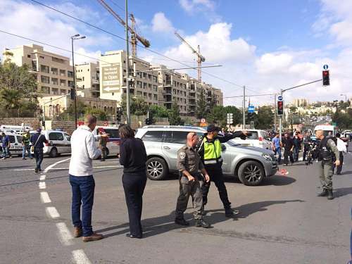 Nouvel attentat à la voiture à Jérusalem : deux morts et plusieurs blessés graves, l'auteur tué 